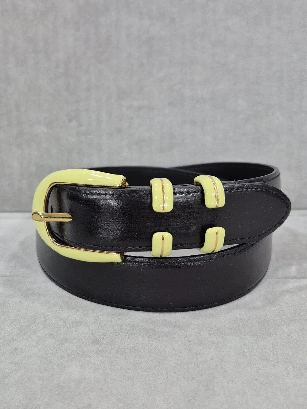 Carlisle belt women's medium black leather solid brass buckle gold and yellowish